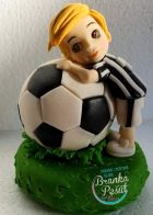 Figurica-za-tortu-decak-sa-loptom